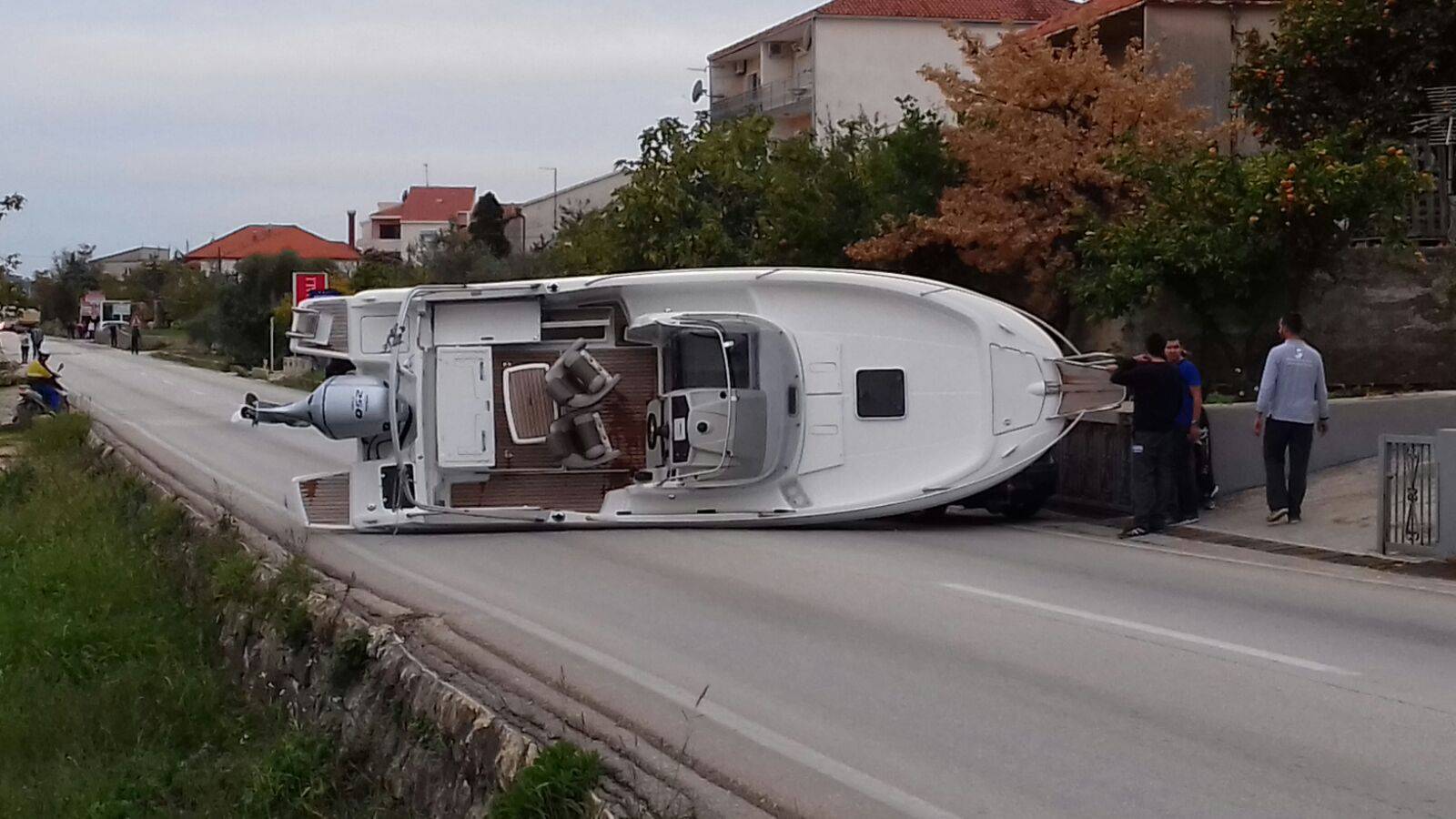 Trogir: Nasred ceste 'nasukao' se brod i blokirao sva promet