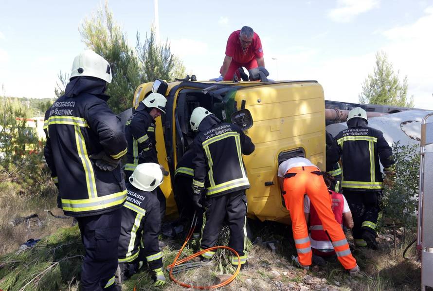 Na ulazu u Å ibenik s ceste izletio kamion mjeÅ¡alice za beton