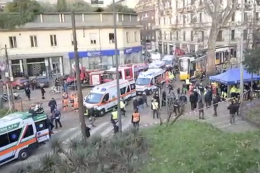 Prizori u&zcaron;asa u Milanu. Tramvaj pun ljudi izletio s tra&ccaron;nica
