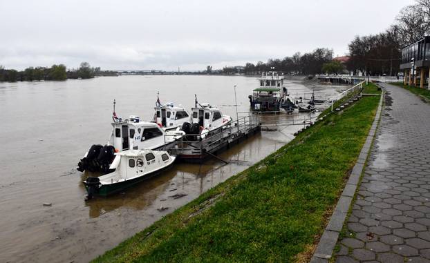 Slavonski Brod: Zbog obilnih kiša naglo raste vodostaj Save