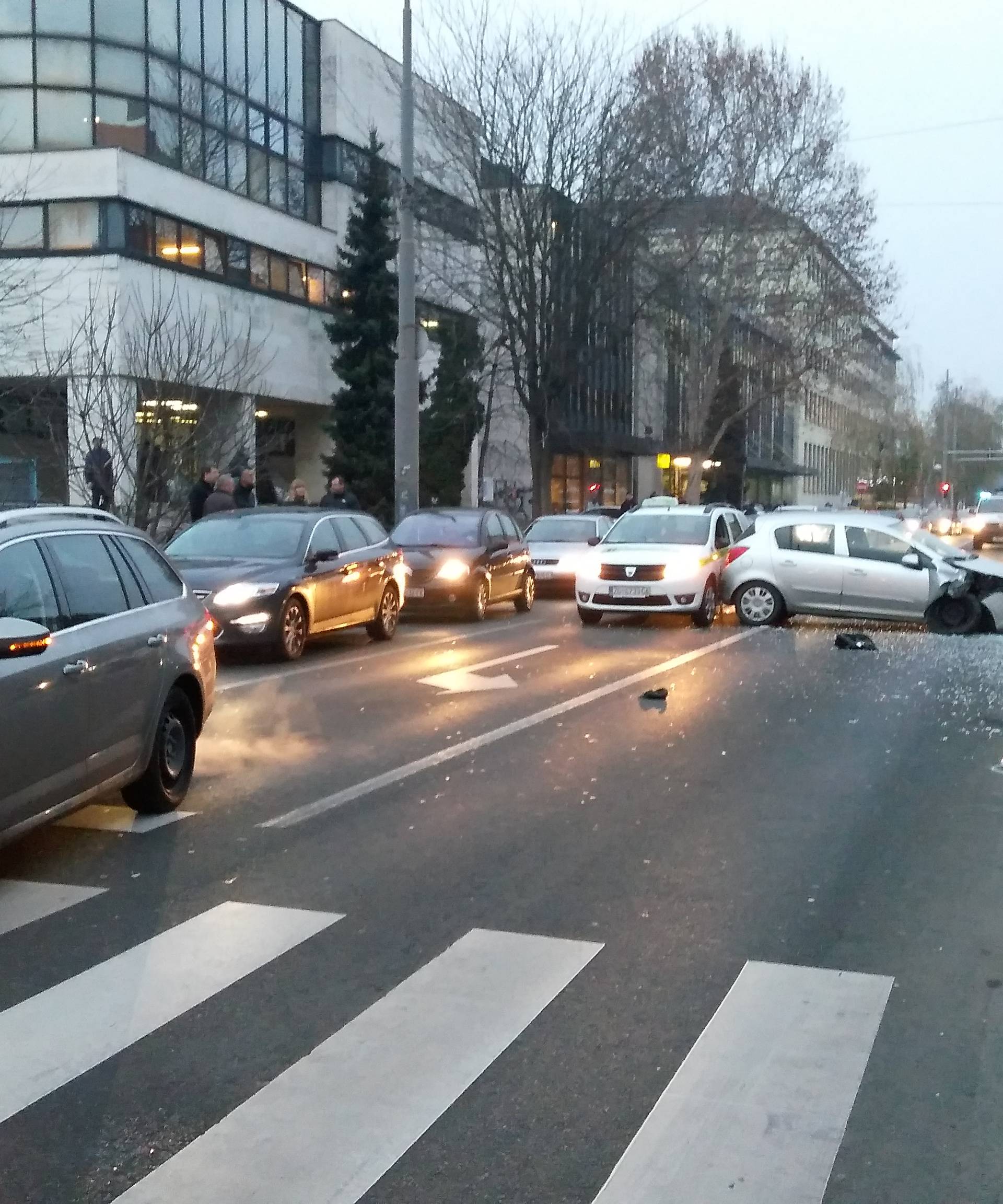 Prelazila cestu na crveno pa ju je udario auto i teško ozlijedio