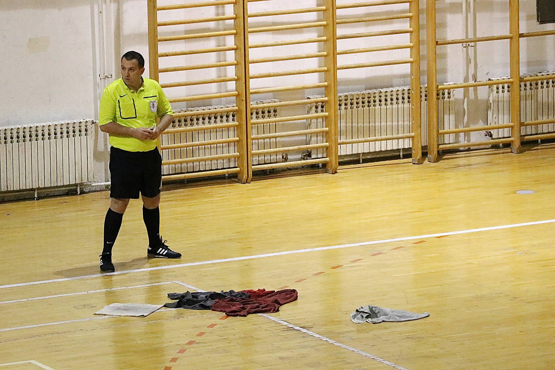 Nestvarne scene iz Knina: Igrači padali preko krpa na utakmici...