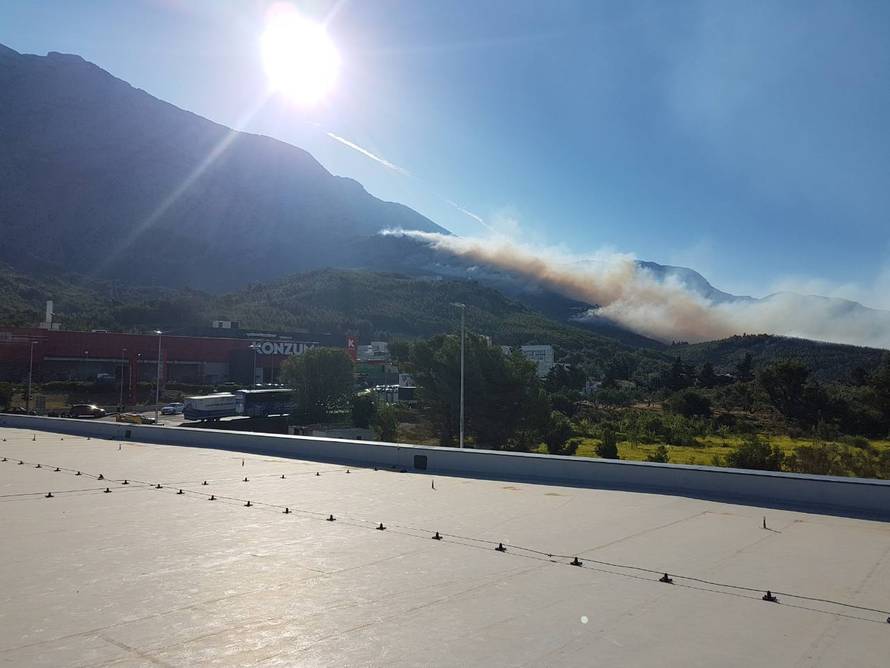 Kanader pomaže u gašenju, u Makarsku stiže i 150 vojnika