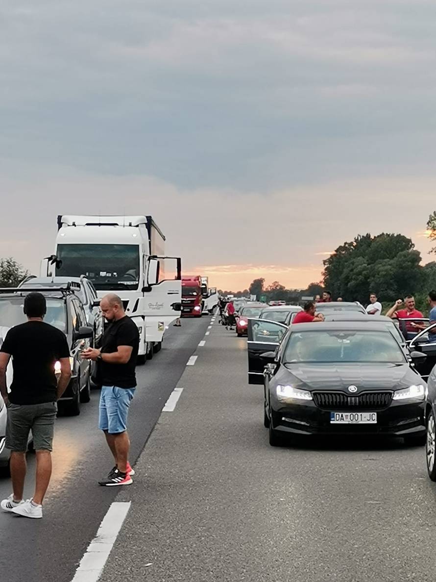 Kilometarske kolone u oba smjera zbog nesreće na A3
