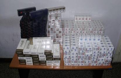 Kod vozača našli cigarete, iz kuće im donio 540 kutija
