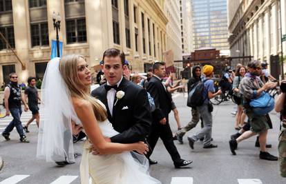 Pobješnjela mlada u Chicagu: Vjenčanje ometali prosvjednici