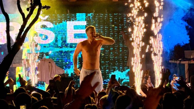 Grše je bacio Vodice u trans! Obožavateljice vrištale kad je na koncertu skinuo majicu
