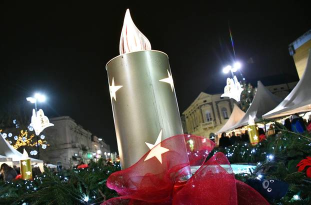 FOTO U Slavonskom Brodu zapaljena 3. adventska svijeća