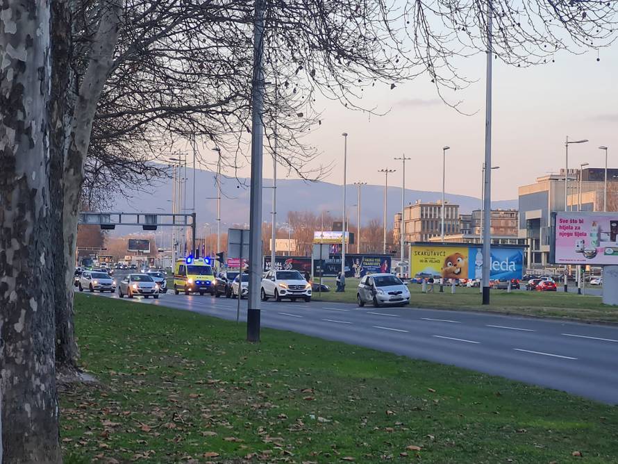 FOTO Krš i lom u Zagrebu: Sudar dva auta, dvoje ljudi u bolnici
