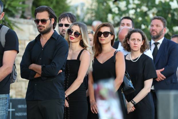 Vela Luka: Ispra?aj Olivera Dragojevi?a na vje?ni po?inak na groblju sv. Roka - arhiva