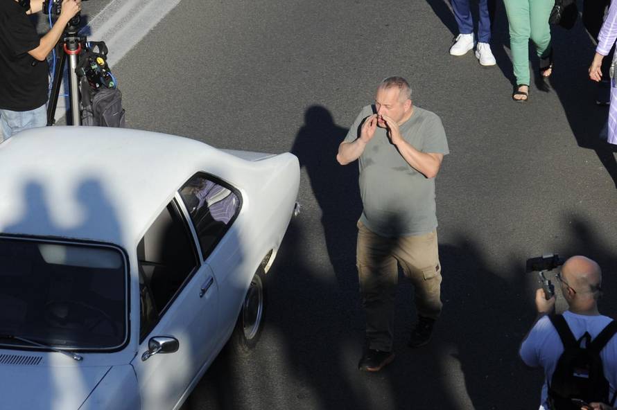 Beograd: U sklopu prosvjeda "Srbija protiv nasilja" nekoliko vozača blokiralo autocestu