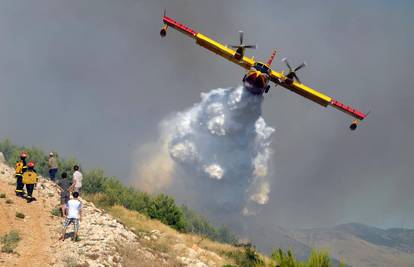Požar progutao 6 hektara šume i trave kraj Benkovca