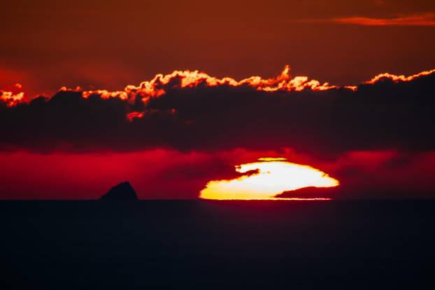 Prekrasan zalazak sunca iznad otočića Jabuka