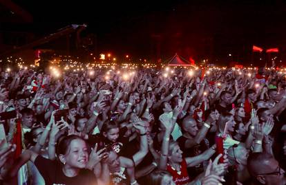 FOTO Baklje, zastave i euforija: Thompson u Dugopolju održao svoj drugi samostalni koncert!