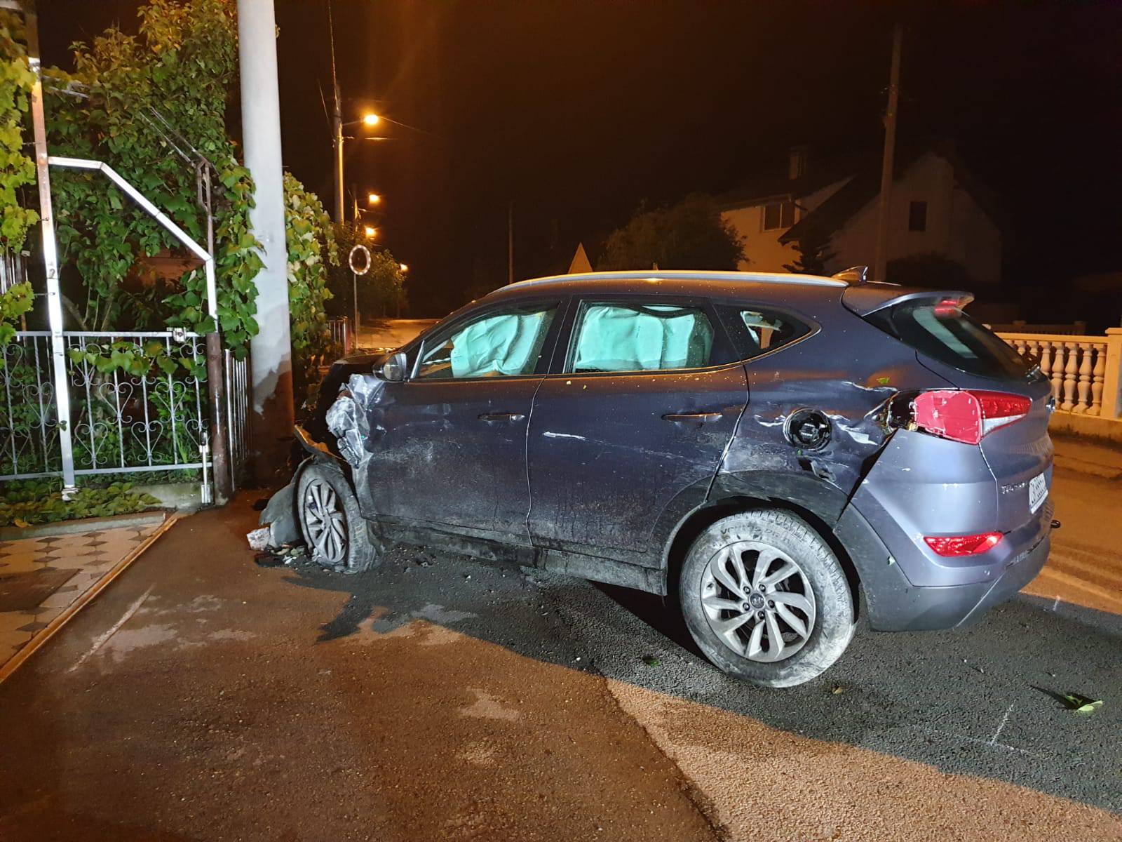 Pijan autom probio zid: 'Bogu hvala da smo postavili ogradu'