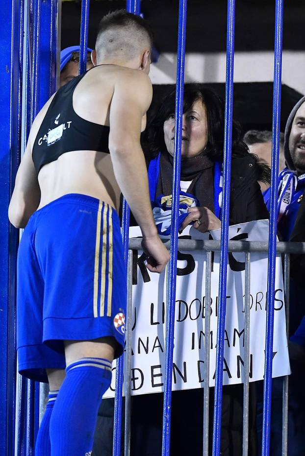 Zagreb: Mislav Oršić obožavateljici poklonio dres za njen rođendan