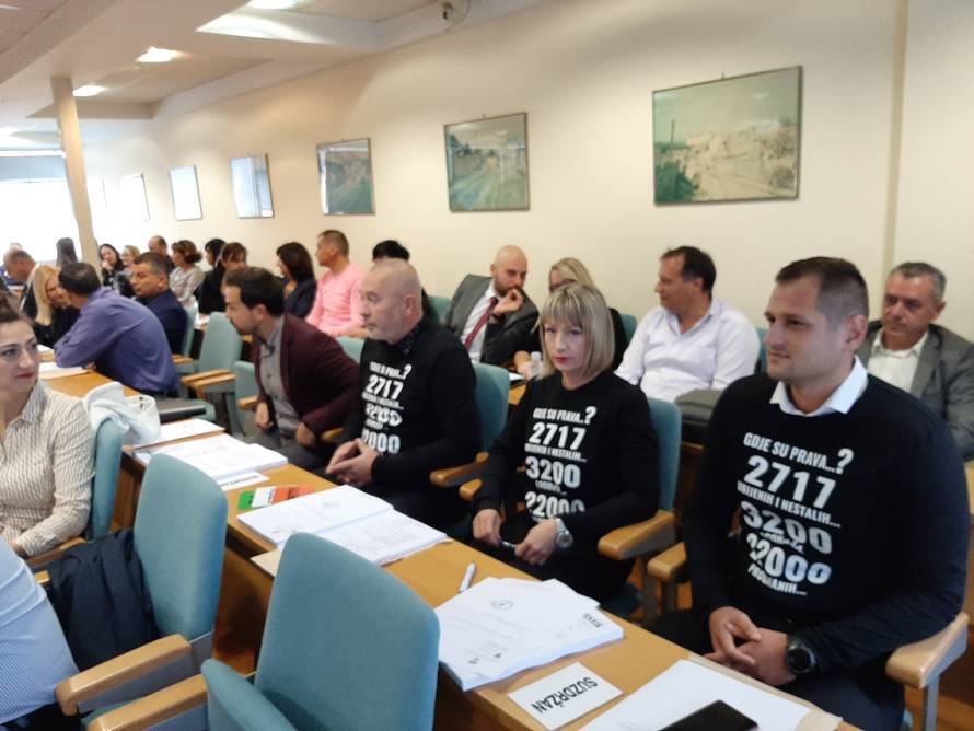 Incident u Vukovaru: Penava bacio na pod statut na ćirilici