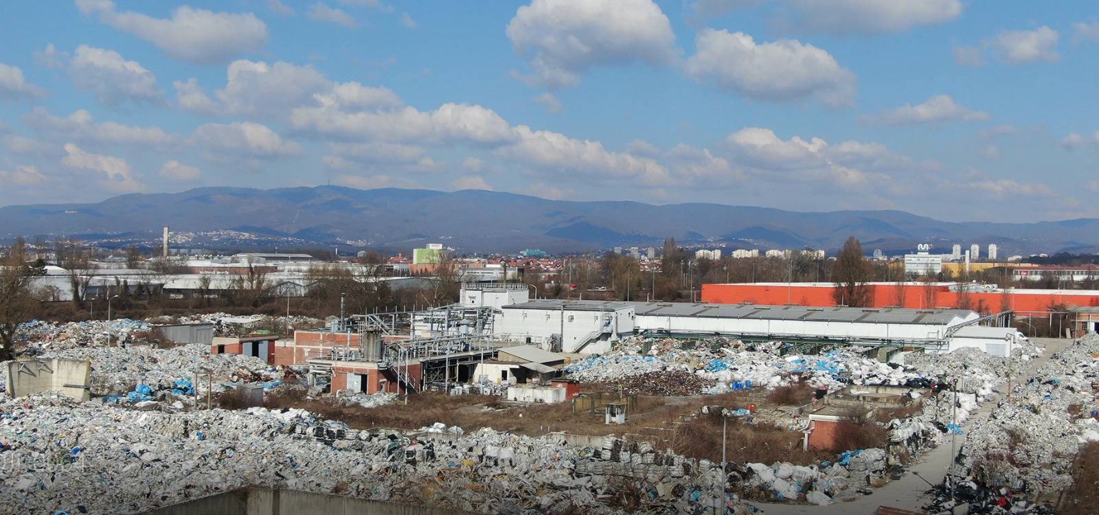 Odlagalište kod Siska gorjet će danima: 'Gore tone plastike, pomakneš hrpu ona opet gori'