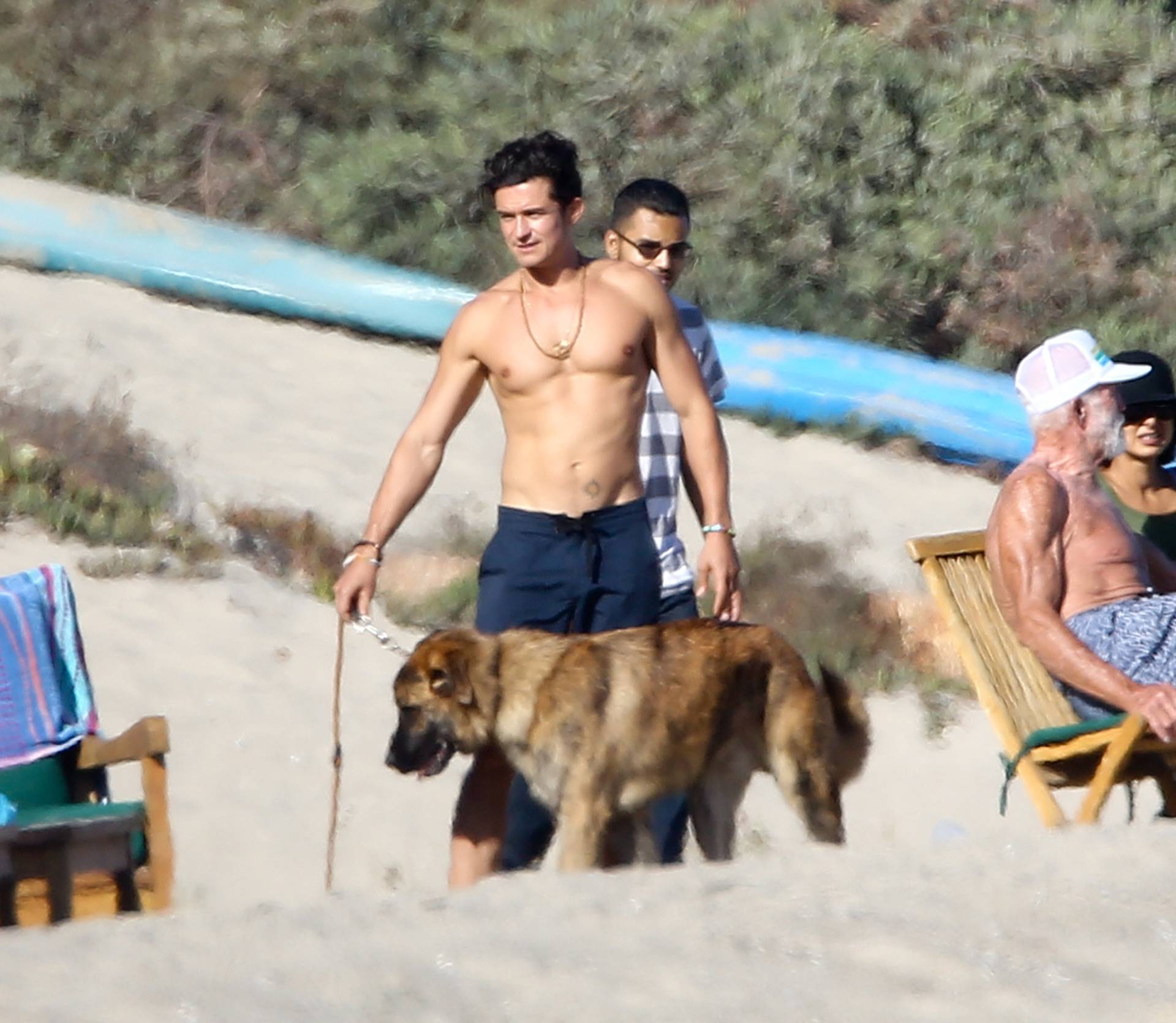 *PREMIUM EXCLUSIVE* Shirtless Orlando Bloom enjoys another sunny Beach Day in Malibu