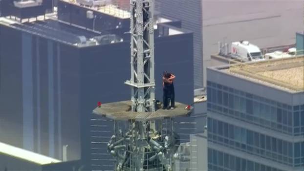MOMENT: Empire State Building climber gets down on one knee