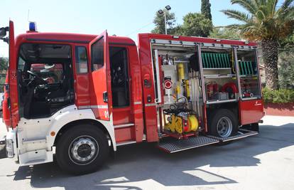 U Splitu gorjeli kontejneri, a požar zahvatio i tri automobila