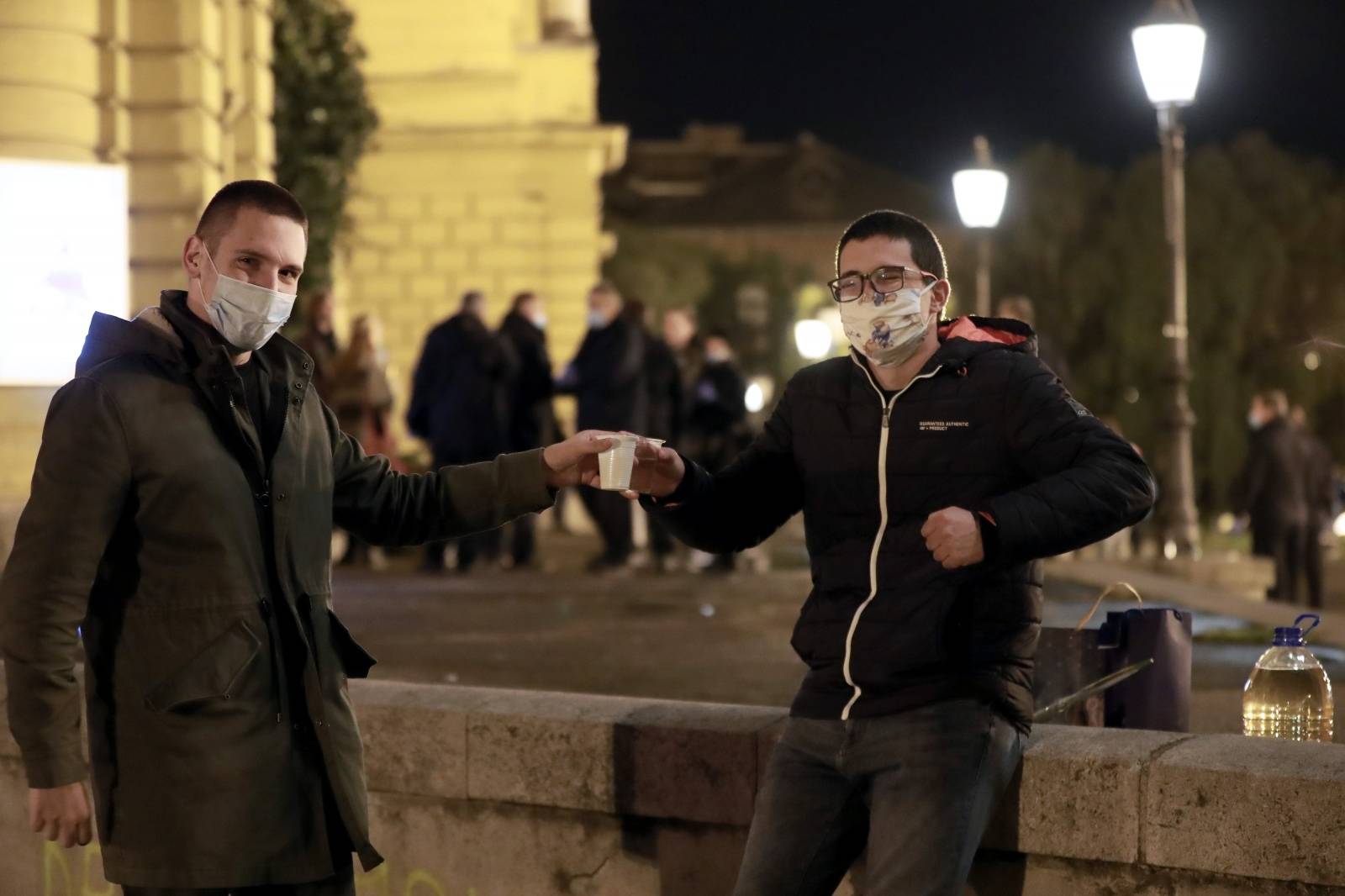 Zagreb: Redari upozorili mlade koji se zabavljaju ispred HNK