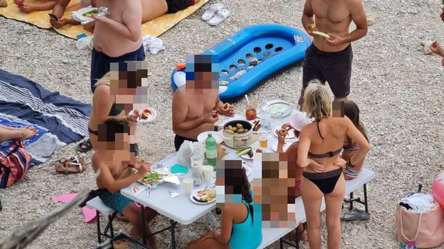 Na plaži u Baškoj Vodi turisti postavili stol i stolice pa ručali: 'Valjalo bi platiti koncesiju'