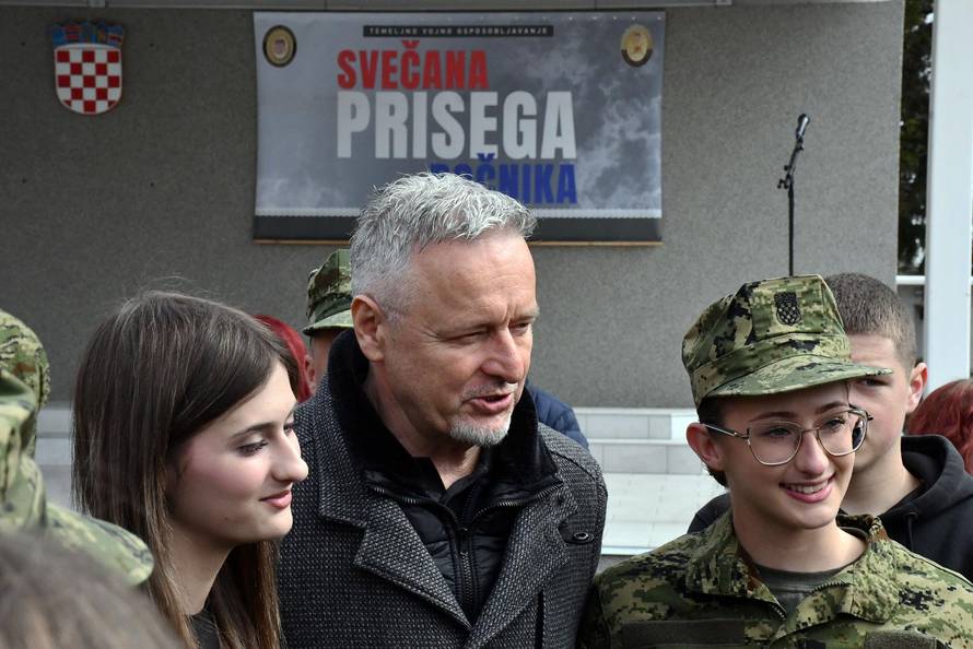 Na svečanoj prisegi ročnika u Požegi pozornost je privukla Diva Perković, kći pjevača Marka Perkovića Thompsona