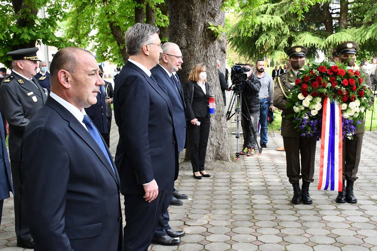 Vijence u Okučanima položili Zoran Milanović, Jandroković i premijer Andrej Plenković