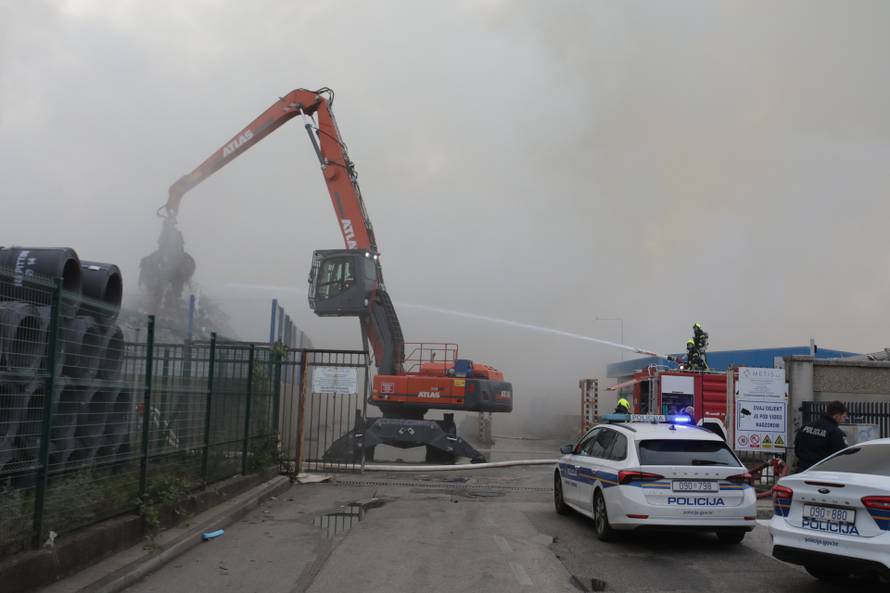 Rijeka: Izbio požar u skladištu Metisa na Kukuljanovu