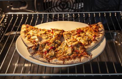 Isprobajte trik za podgrijavanje pizze, trebate dva tanjura i čašu vode - bit će hrskava i fina!