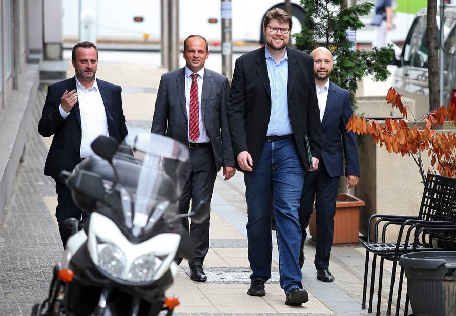 Grbin: Ja nisam Pernar da bih čekao  da netko pozove stražu