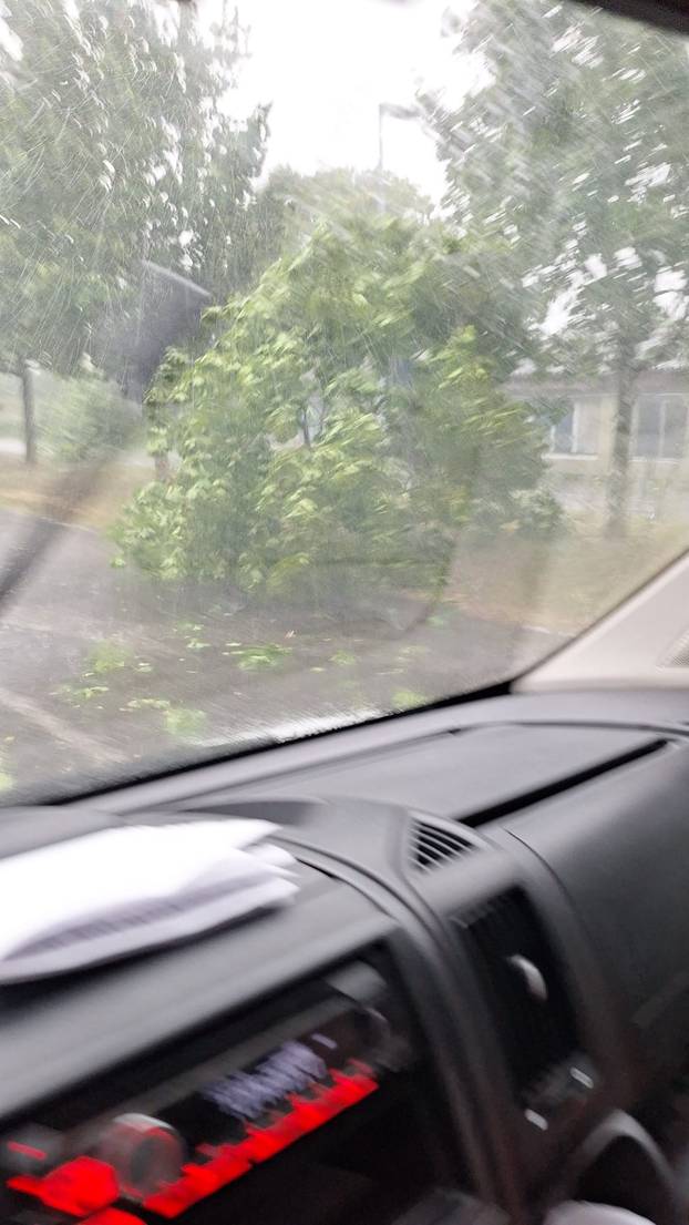 Jučer oluja, pijavice, uništeni auti: Ide nova ciklona iz Italije! Upalili žuti alarm za nevrijeme