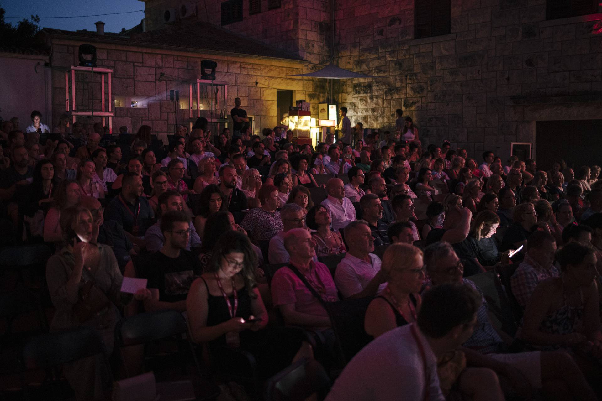 Otvoren Brač Film Festival: U publici bili Goran Višnjić i Nataša Janjić, nastupio i Vojko V