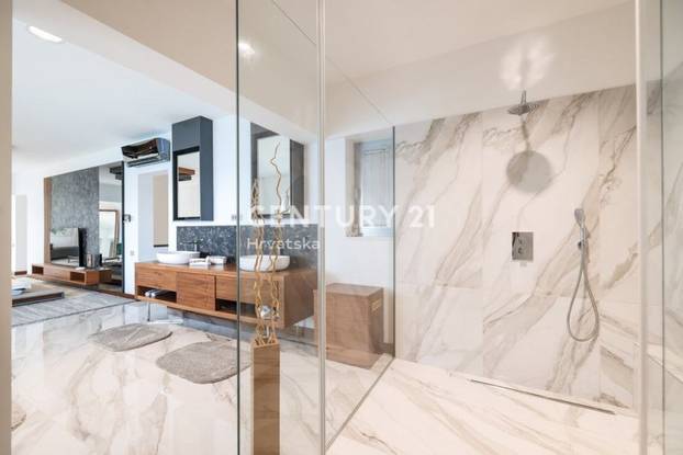 FOTO Vila na Dugom otoku je prvi red do mora i ima bazen! Pogodite za koliko se prodaje