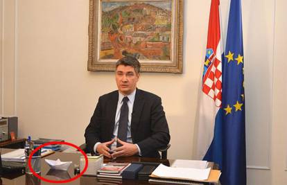 Neobičan ukras: Milanović na stolu ima mali papirnati brod
