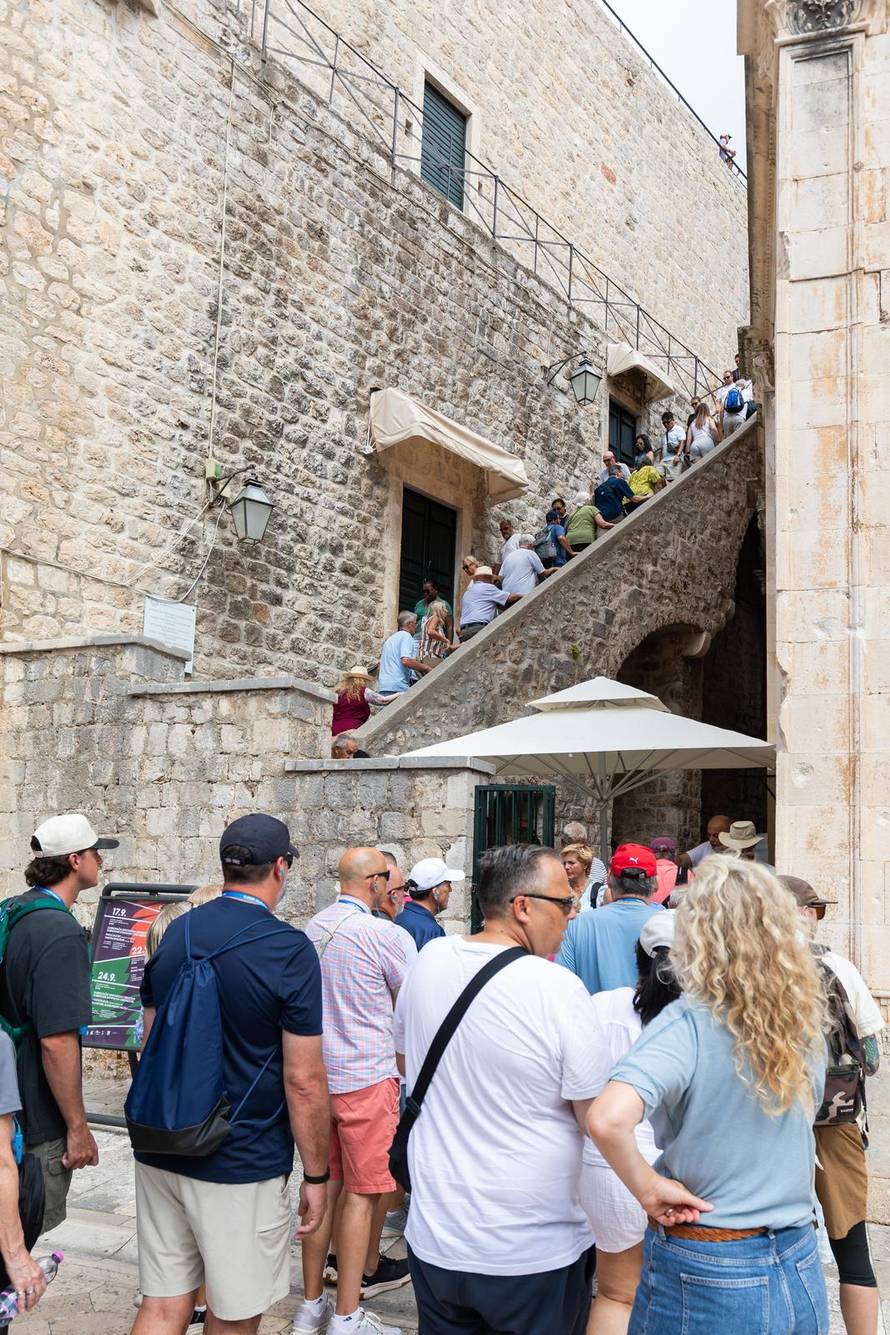 Dubrovnik: Stara gradska jezgra puna je turista 