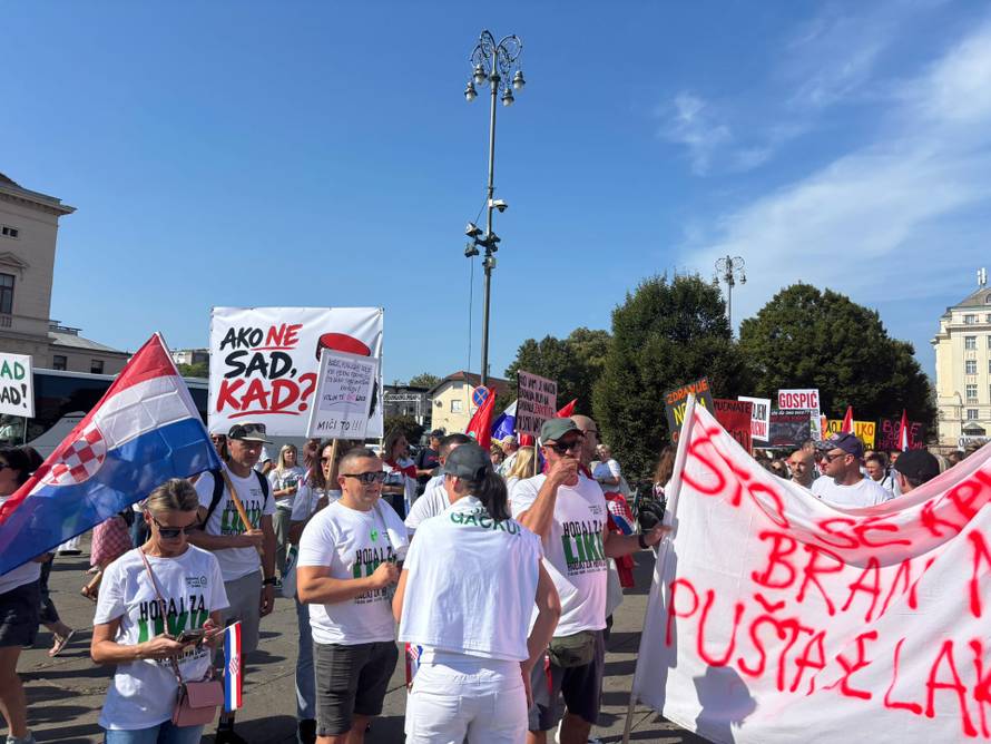 Ličani ispratili buseve koji voze u Zagreb na prosvjed bakljadom