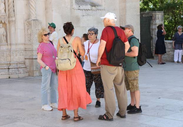 Turisti sa kruzera Viking sea razgledavaju Šibenik