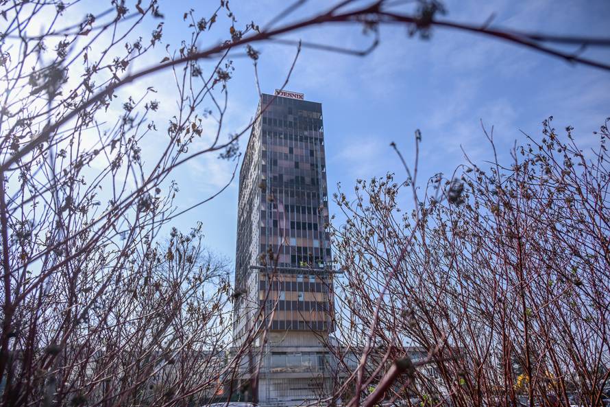 Zagreb: Postavljena dizalica na zgradu Vjesnika na kojoj traju pripreme za rušenje
