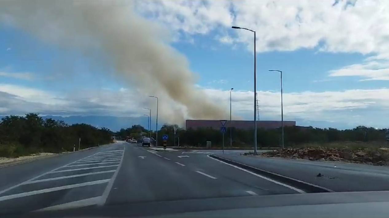 VIDEO Na ulazu u Zadar preko noći se zapalilo skladište