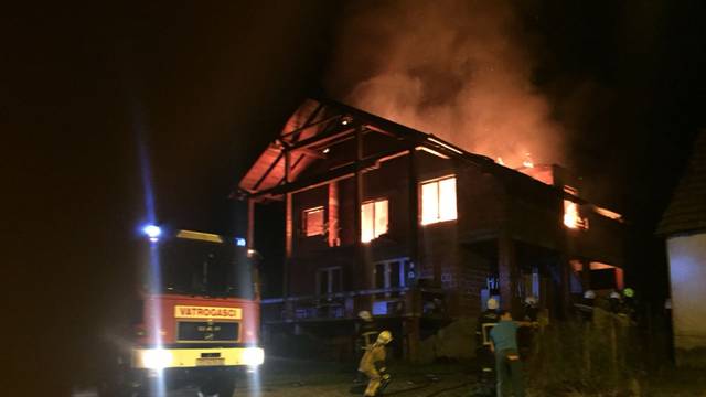 Zapalila se kuća kod Požege: Vatrogasci se bore s vatrom