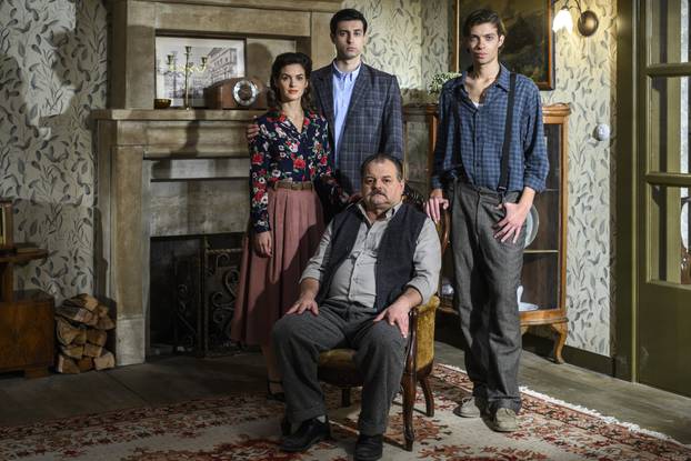 Zagreb, 07.10.2025 - Glumci RTL serije Divlje pcele poziraju na setu u studiju Jadran filma