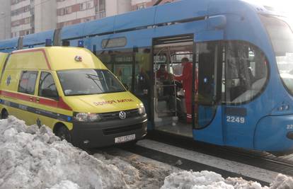 Kamion udario u tramvaj, jedna putnica je lakše ozlijeđena