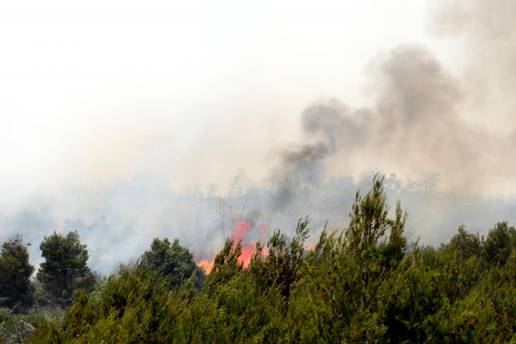 Veliki požar kod Vodica: Zatvorena cesta put Benkovca