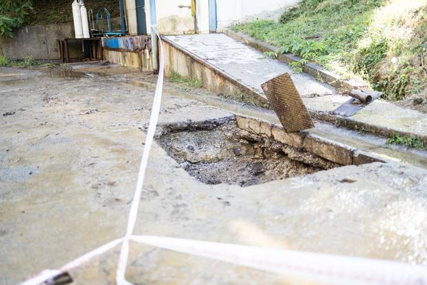 
Zagreb: Pukla cijev, voda prodrla u bolnički podrum u Rockefellerovoj