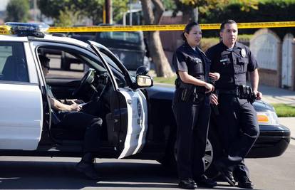 SAD: Pobjegla policajcima iz auta s lisicama na ruci