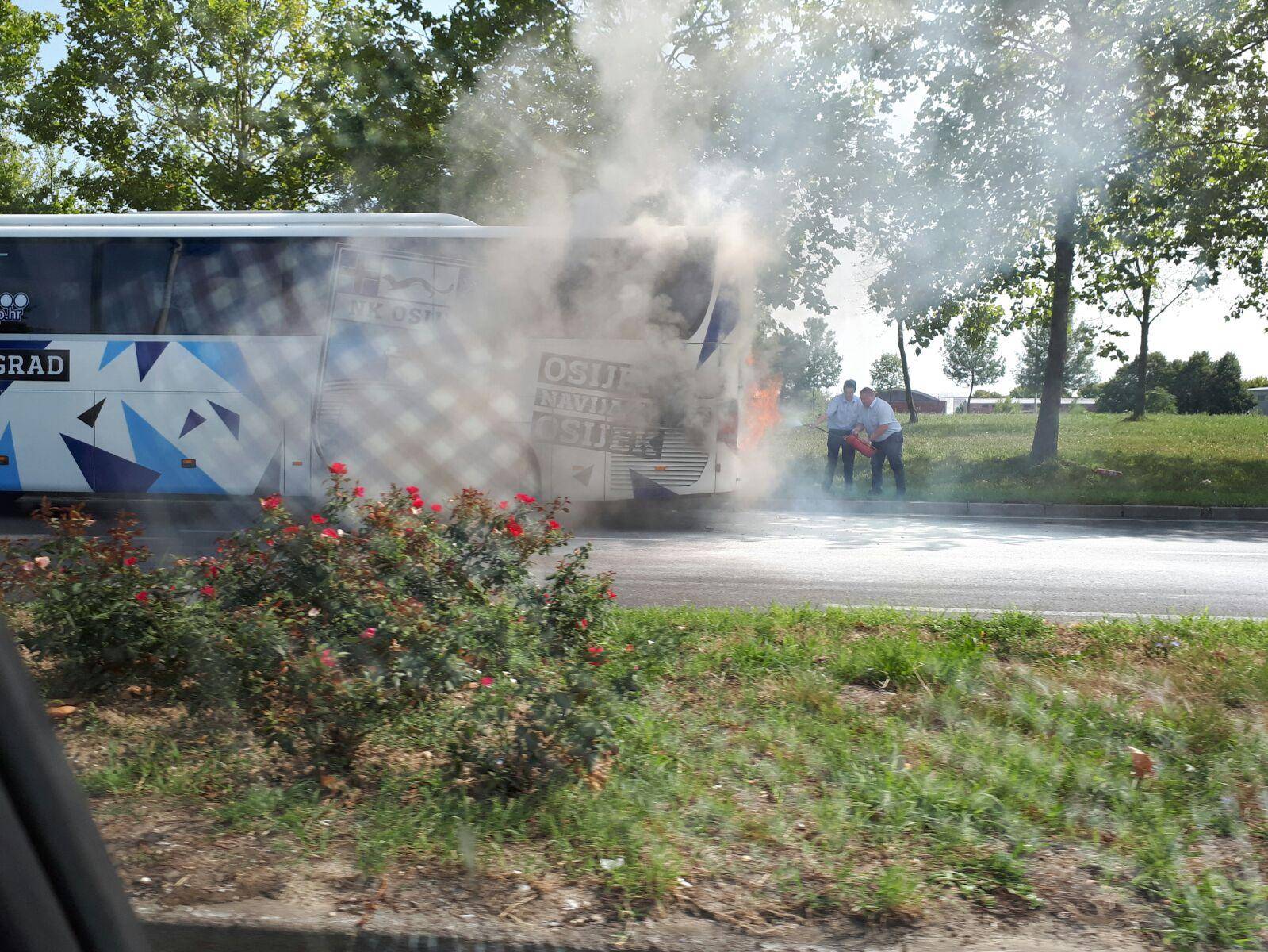 Buktinja na Slavonskoj Aveniji: Zapalio se autobus NK Osijek