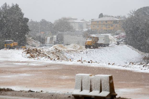 U Puli od ranog jutra pada gusti snijeg