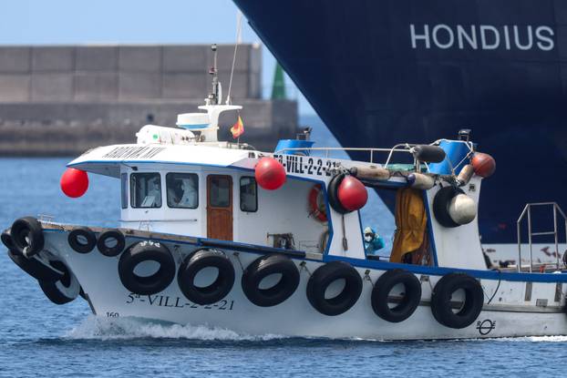 Cruise ship MV Hondius arrives at the port of Granadilla de Abona after being affected by a hantavirus outbreak, in Tenerife